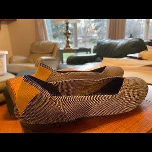 Rothy’s 8.5 Gray with yellow heel and blue accents